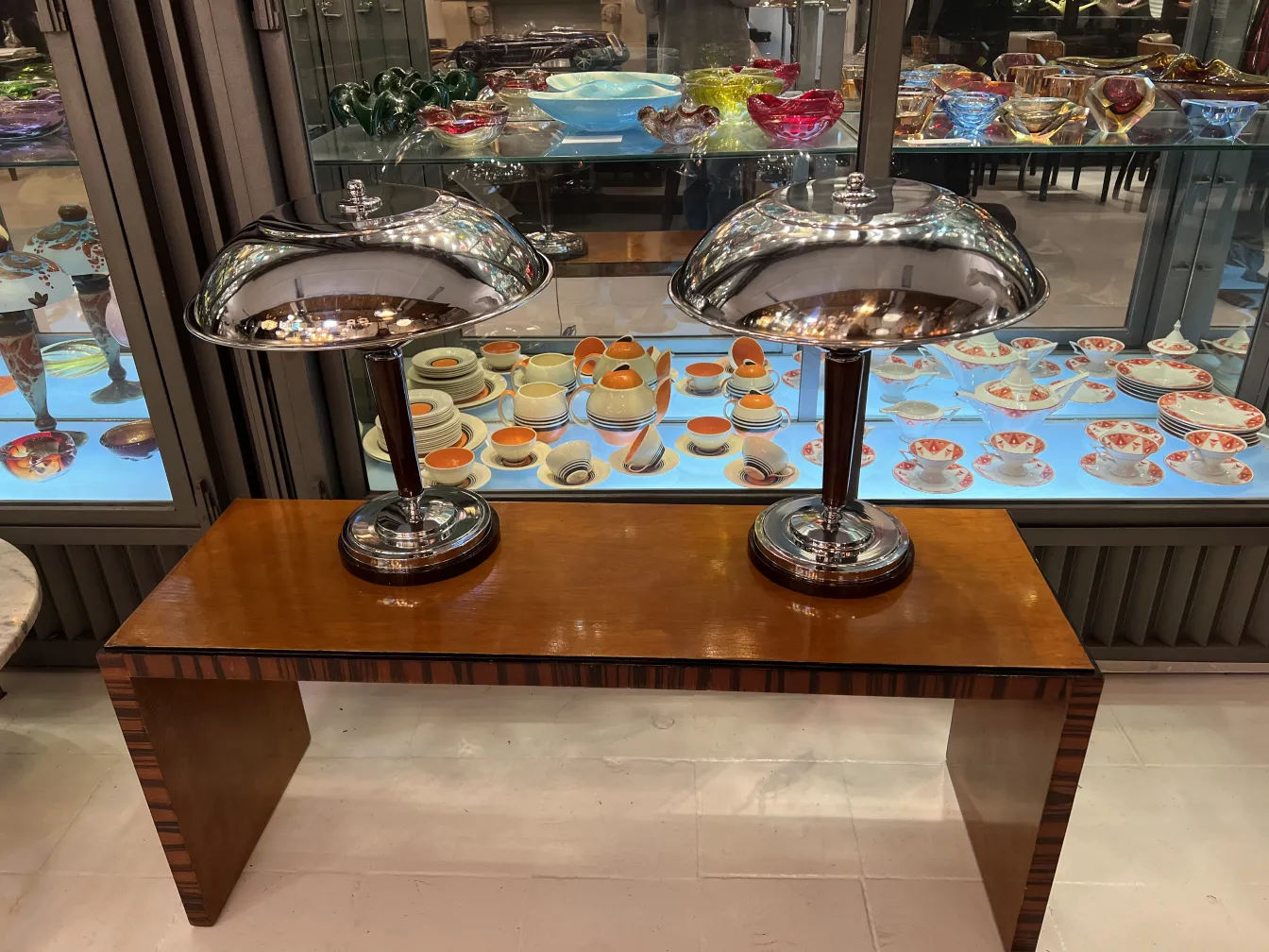 古いテーブルランプ2台、光沢仕上げで、古代の設定に。