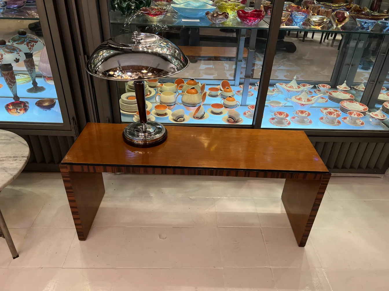 テーブルの上に輝く2台の古代のテーブルランプ