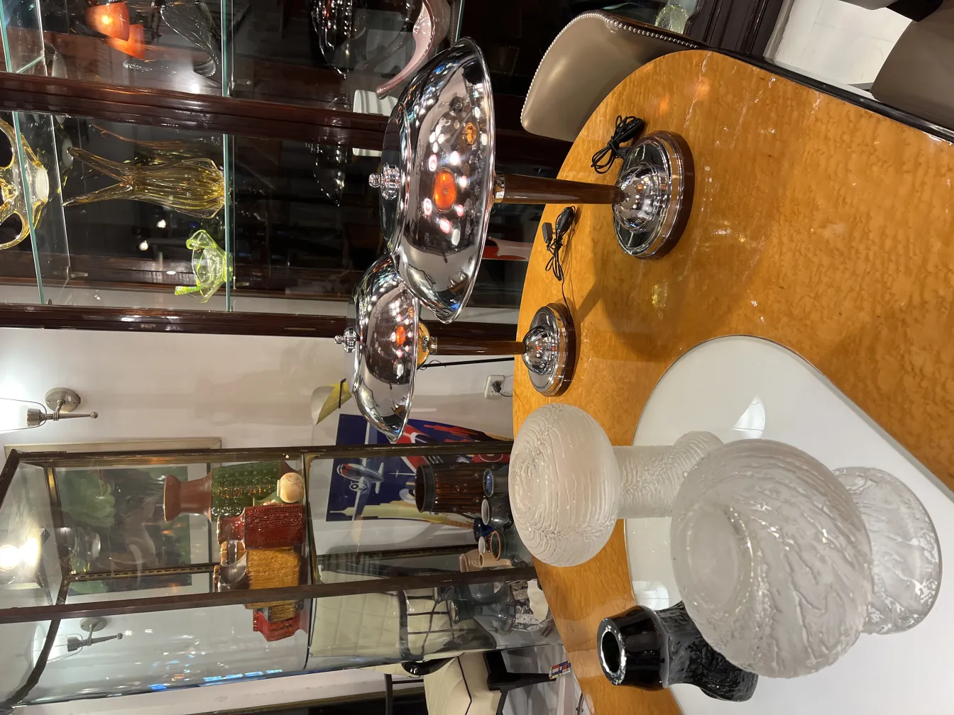 2 lâmpadas de mesa antigas com bases brilhantes sobre a mesa