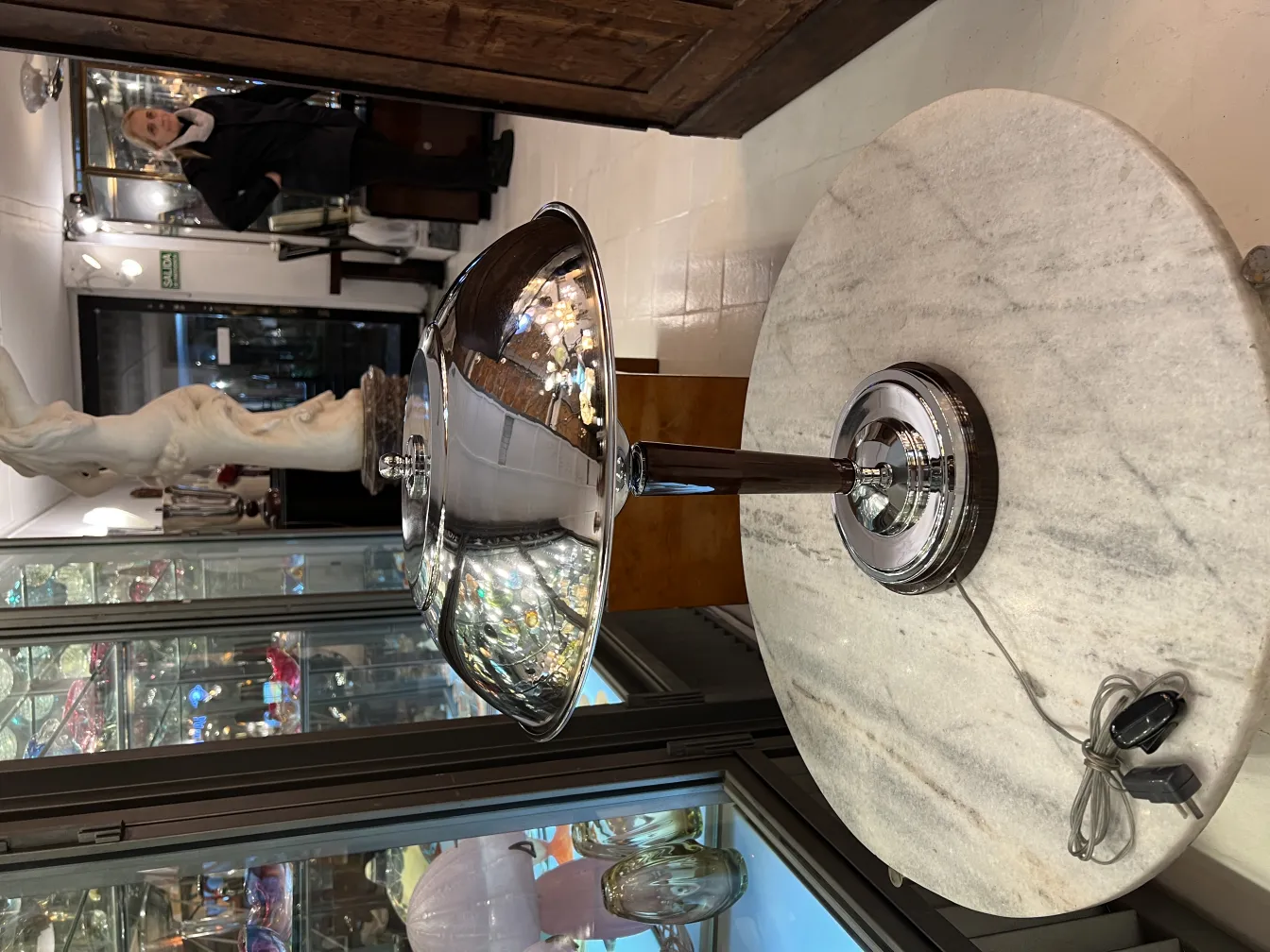 due lampade da tavolo antiche in un negozio decorativo