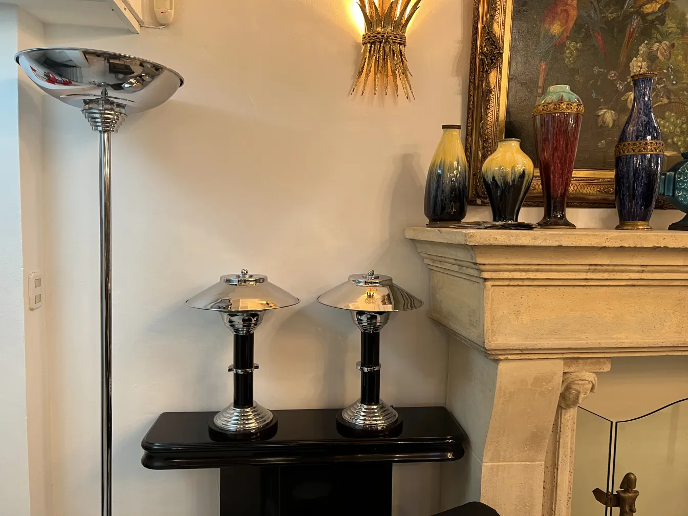 dos lámparas de mesa antigüas con características brillantes en un ambiente elegante