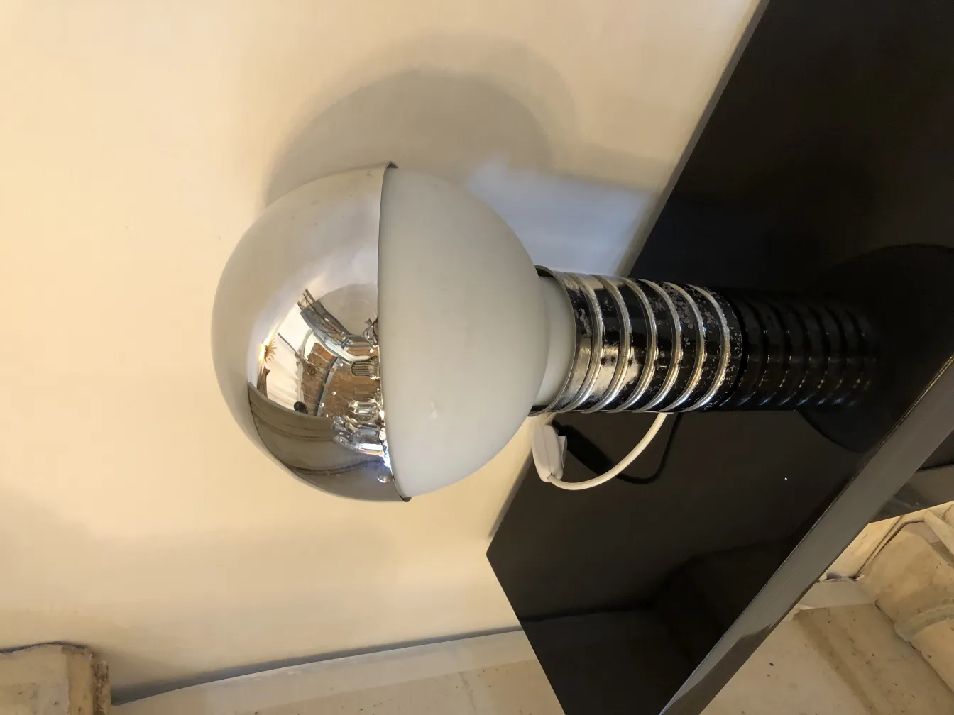 Deux lampes de table anciennes avec base noire et globe blanc