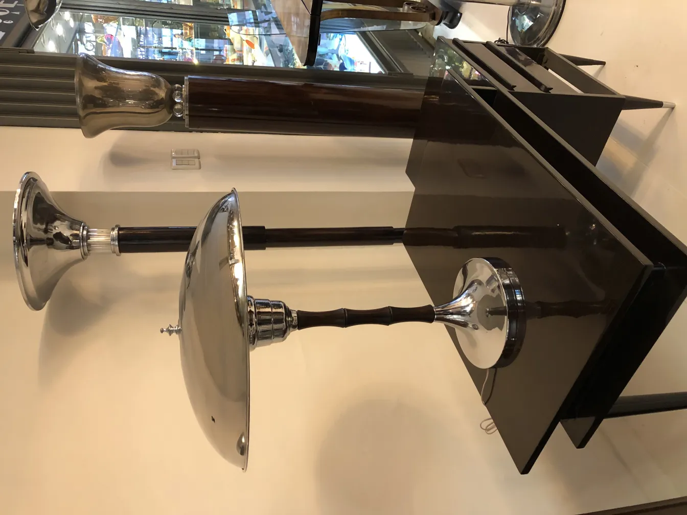 2 lampes de table anciennes avec finition brillante et élégante