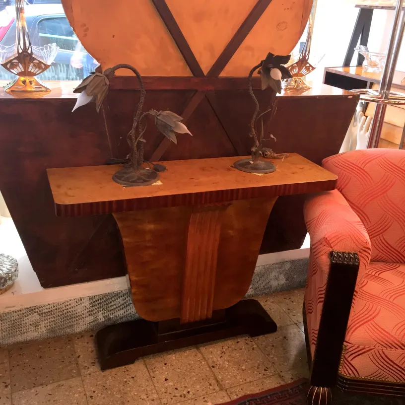 2 antique 檯燈帶裝飾設計在溫暖的環境中