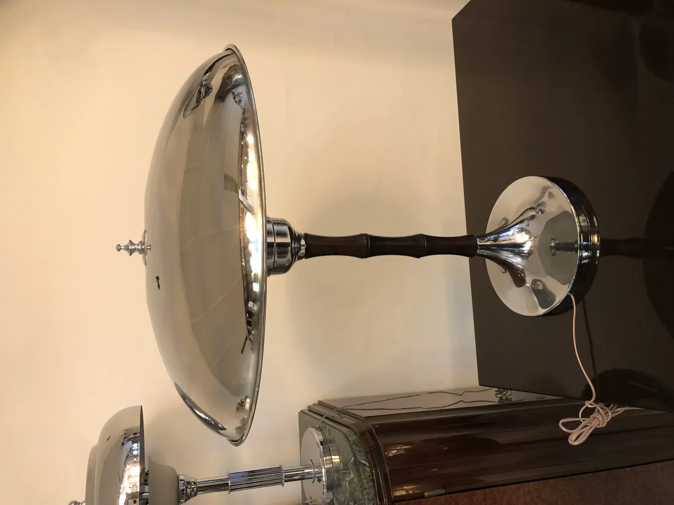 2 antike Tischleuchten mit Metallbasis und glänzendem Schirm, elegante Atmosphäre.