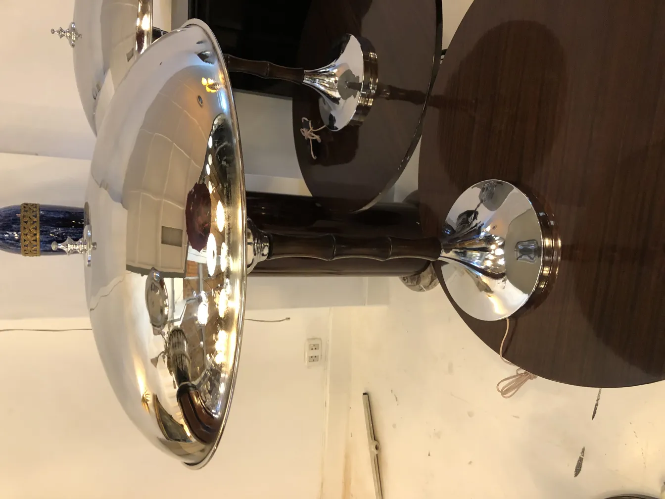 Antike Tischleuchten mit eleganter dunkler Basis und glänzendem Schirm, klassische Atmosphäre