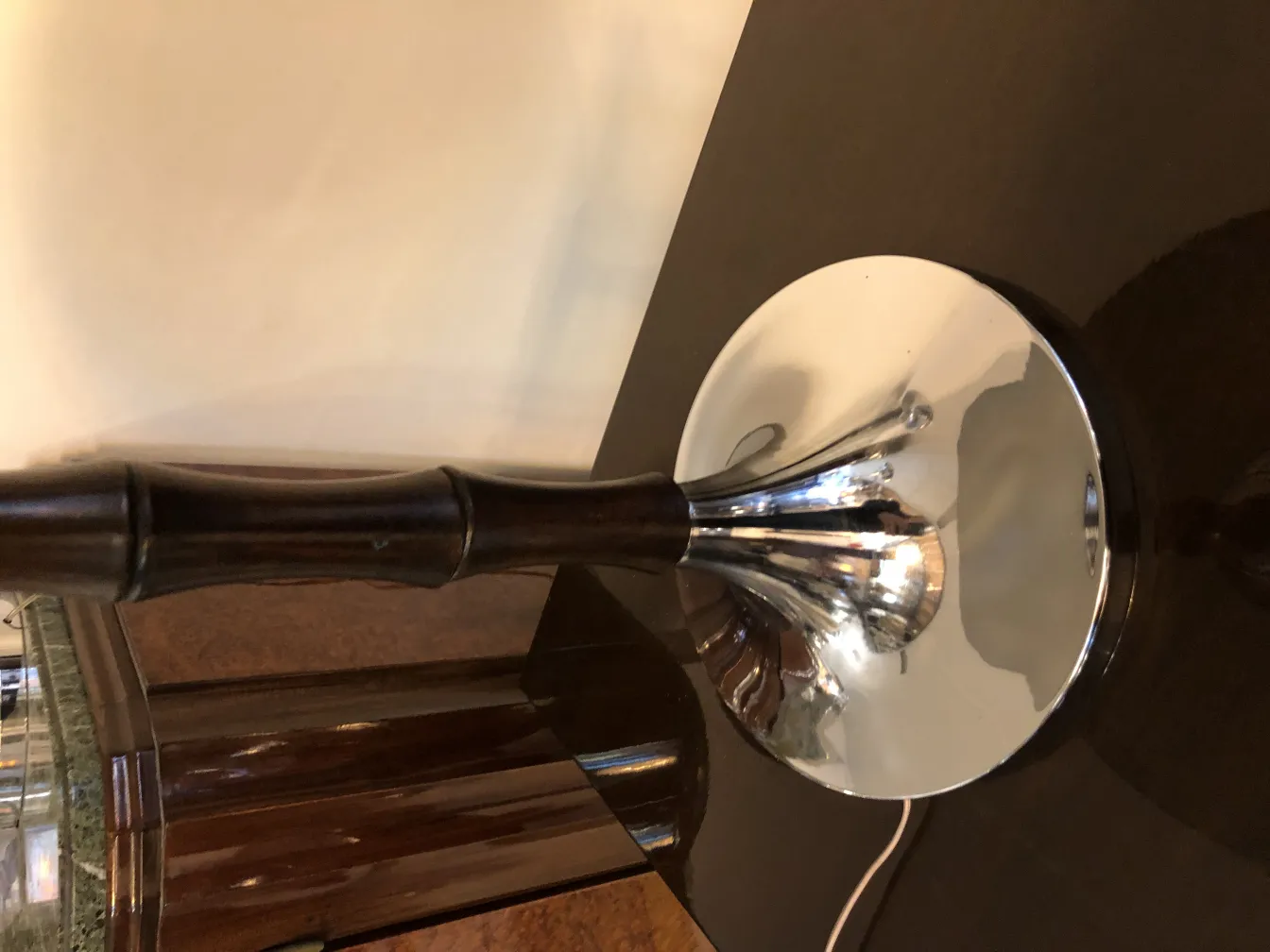 2 lámparas de mesa antiguas con diseño elegante y base brillante