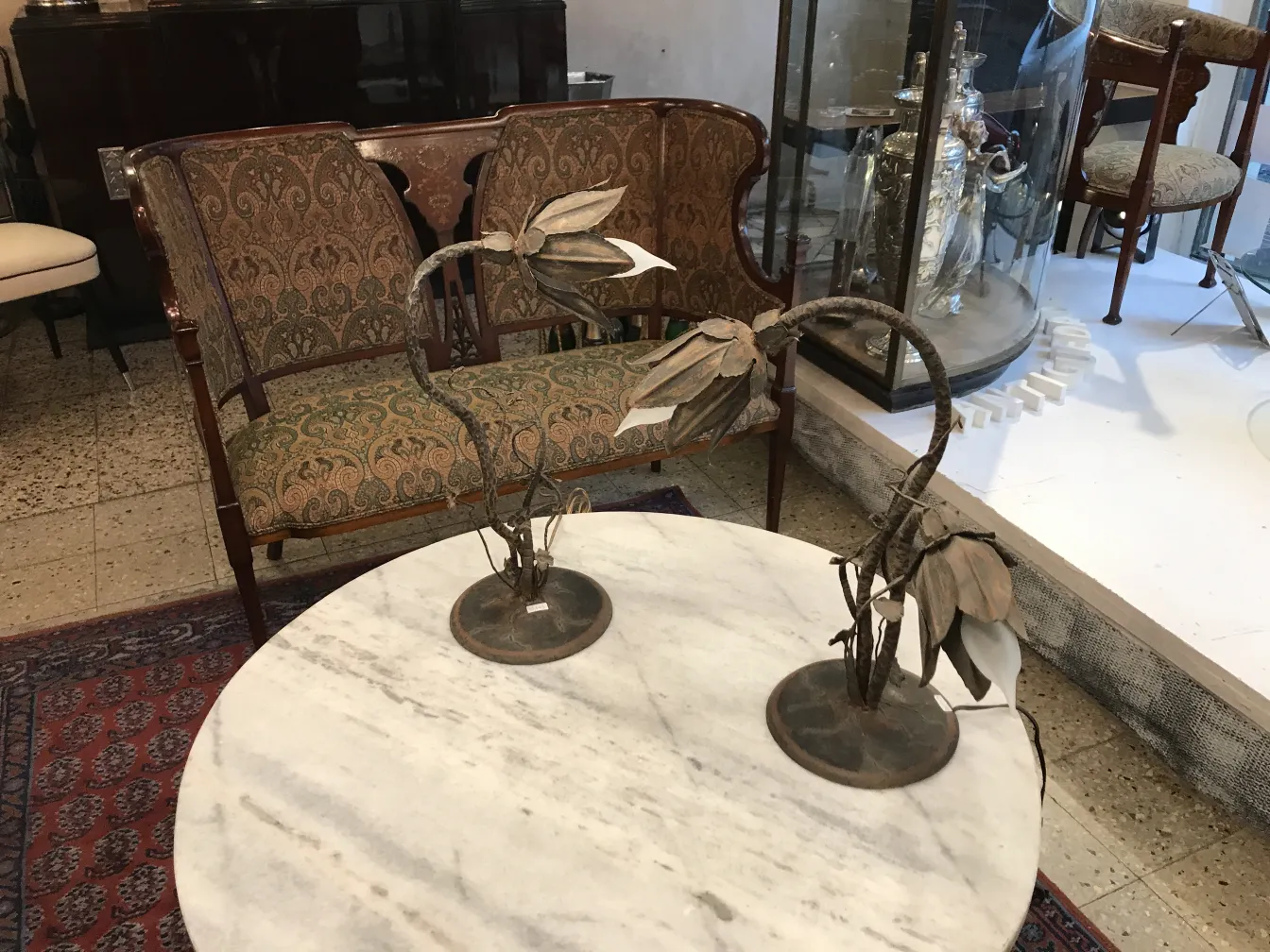 duas lâmpadas de mesa antigas em forma de flores em um ambiente clássico