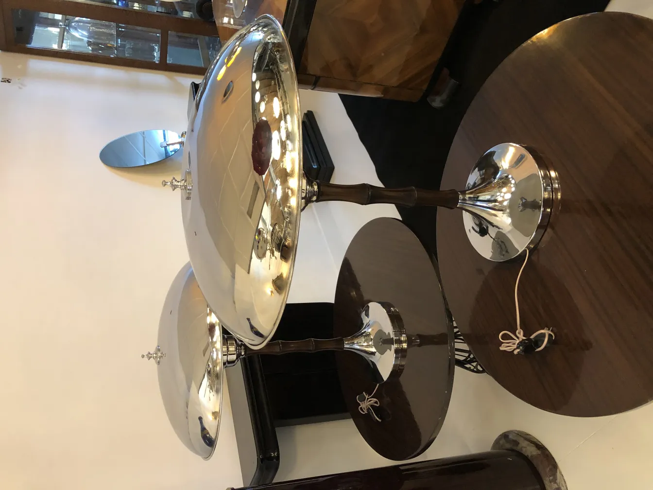 दो स्टाइलिश पुरातन टेबल लैंप एक आरामदायक सेटिंग में।