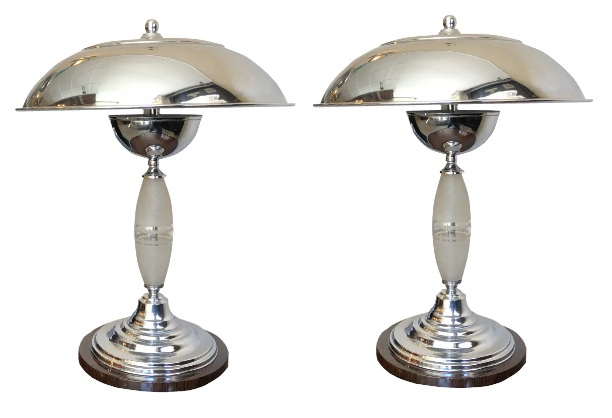 dos lámparas de mesa antiguas con base estilizada