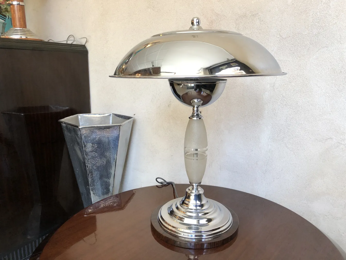 Deux lampes de table anciennes avec un design élégant dans un cadre confortable