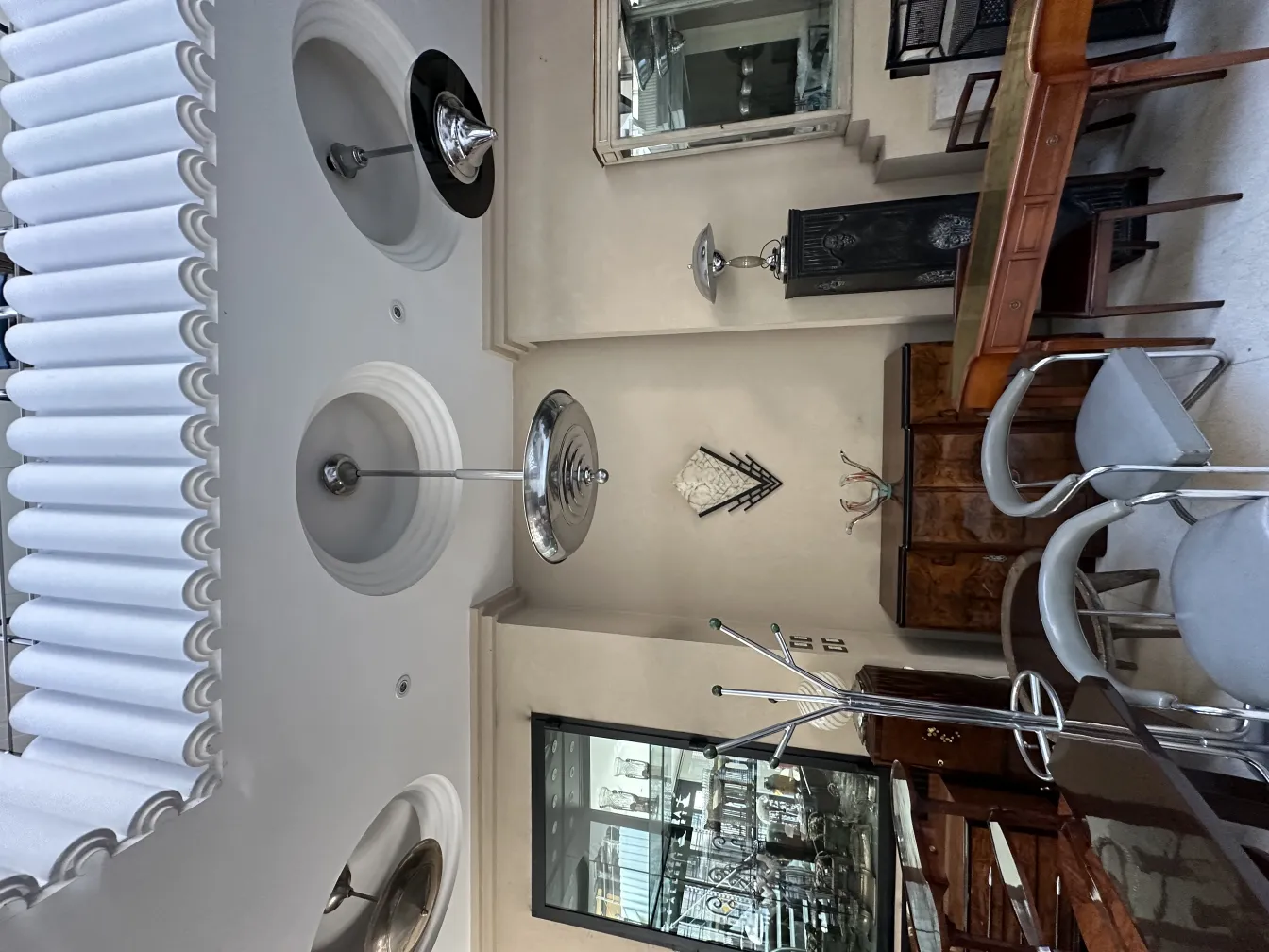 deux lampes de table anciennes dans un cadre moderne