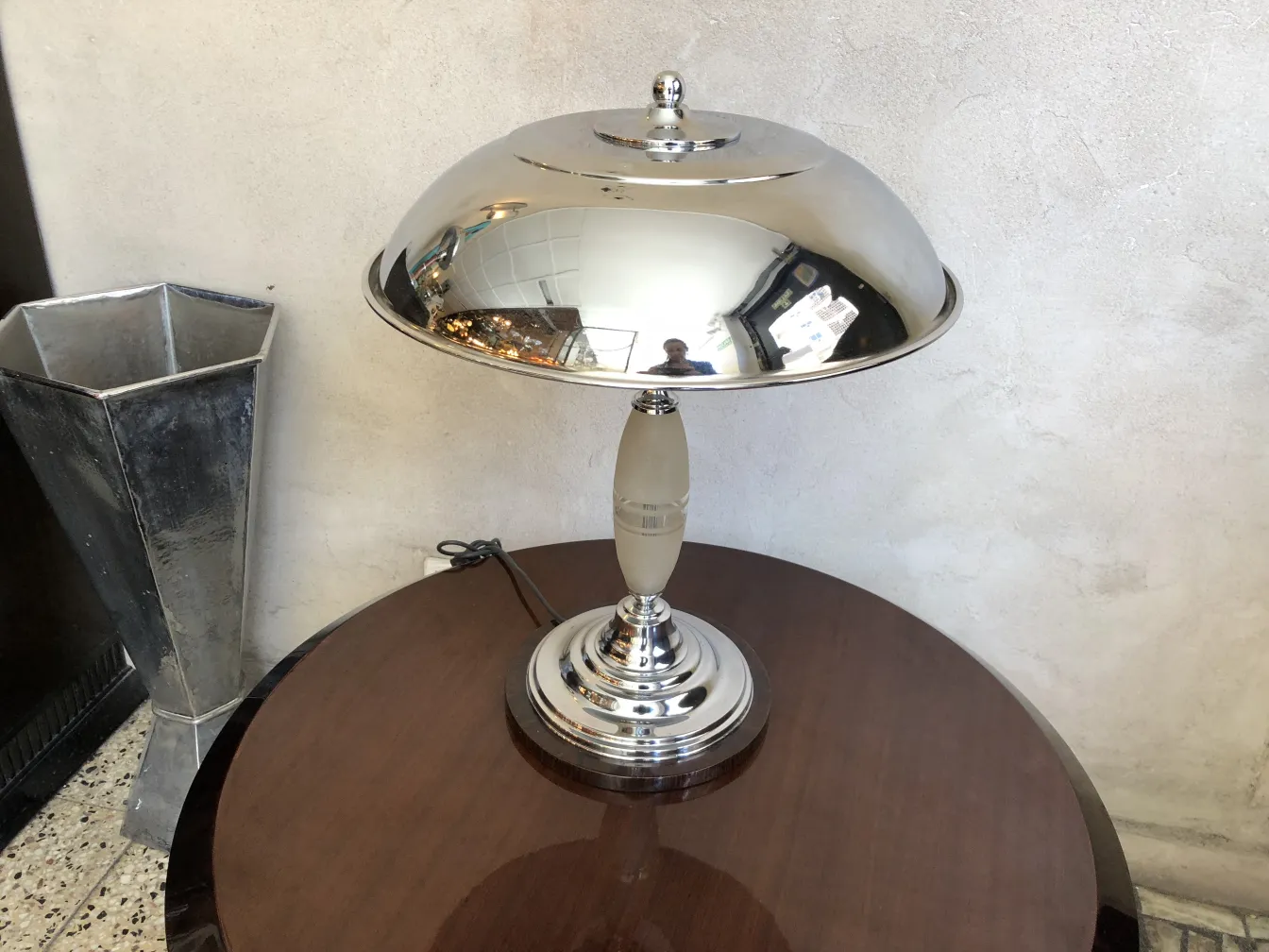 duas lâmpadas de mesa antigas com cúpula prateada e base elegante em um ambiente moderno