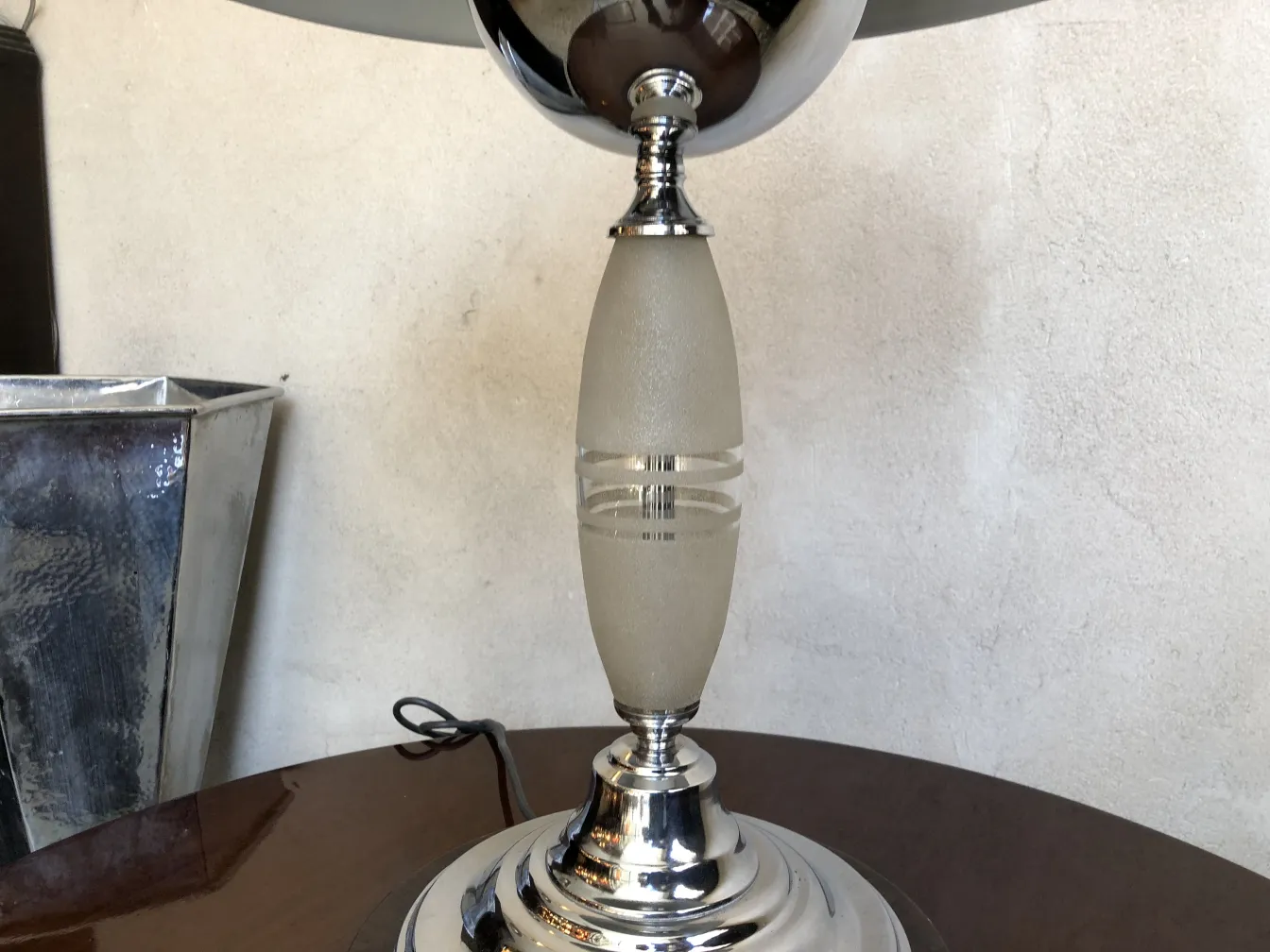 due lampade da tavolo antiche con basi eleganti