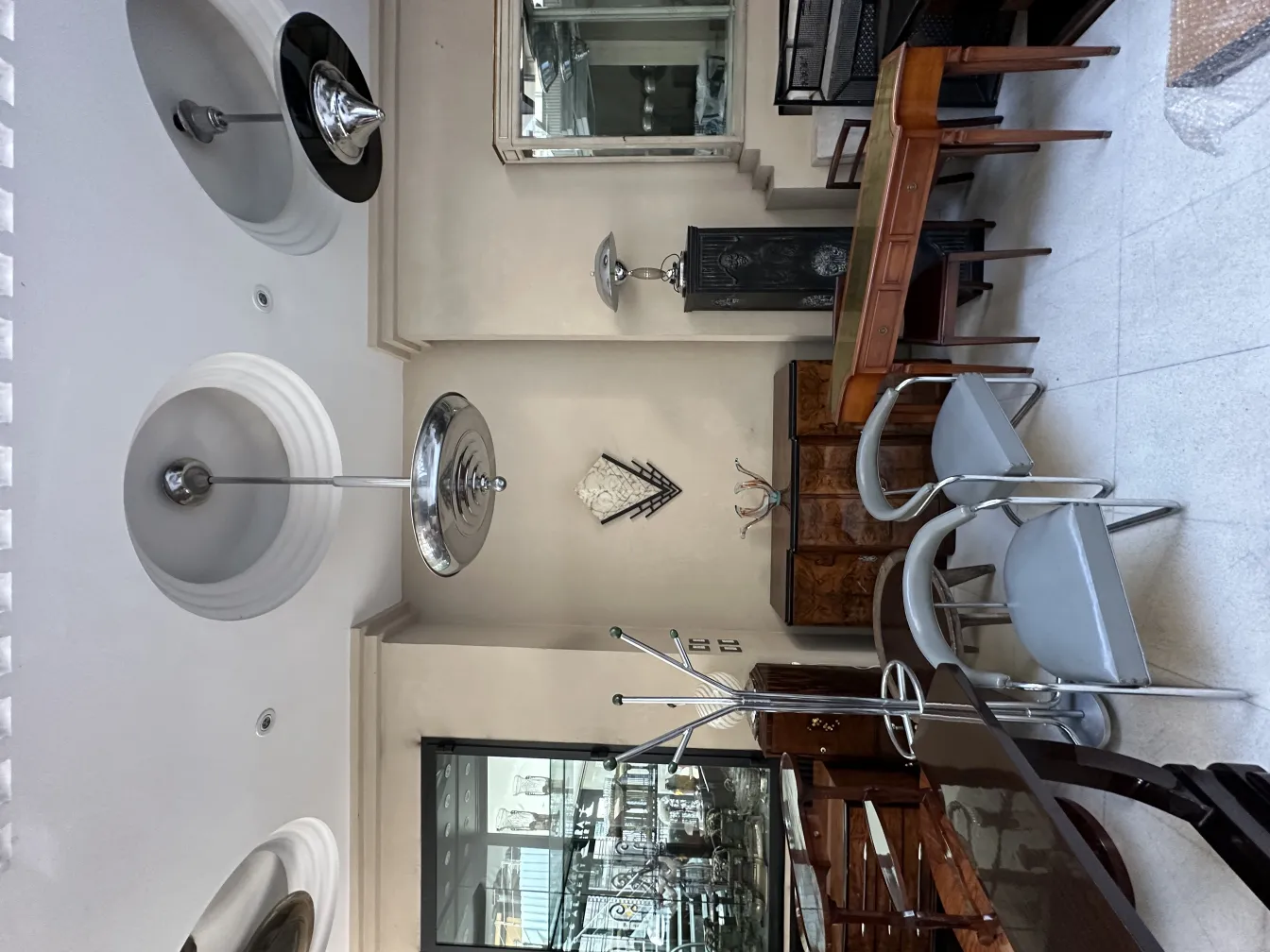 Deux lampes de table anciennes avec un design élégant dans la pièce