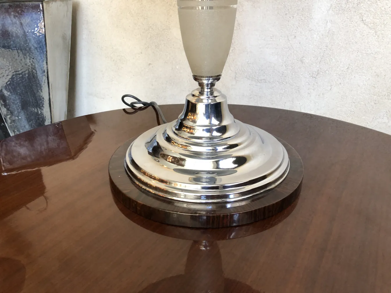 2 antique table lamps with elegant base and soft light