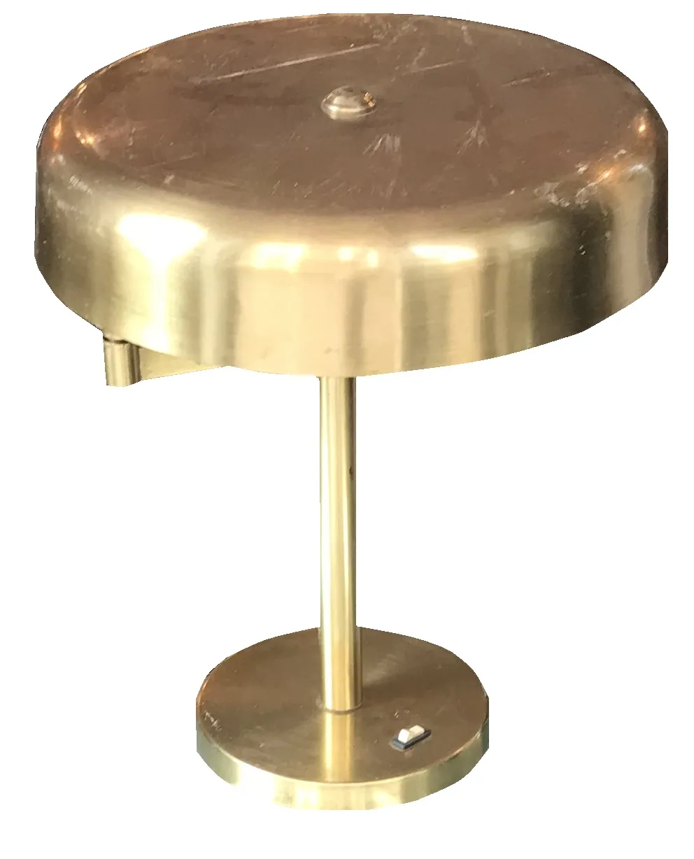 deux lampes de table anciennes avec une finition métallique brillante, ambiance chaleureuse