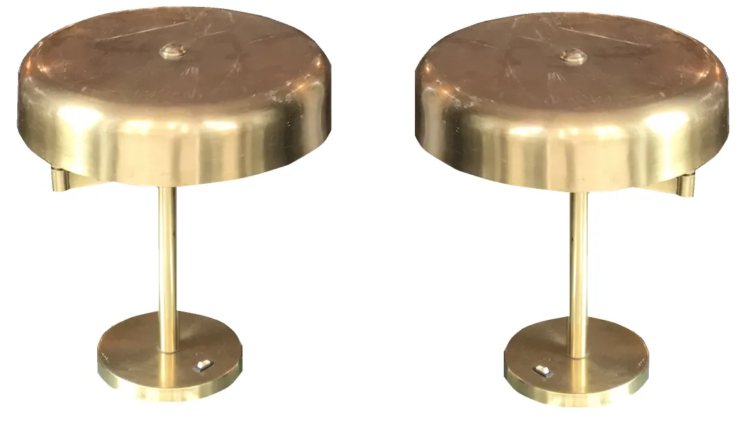 deux lampes de table anciennes avec bases brillantes et design rond, dans un environnement confortable