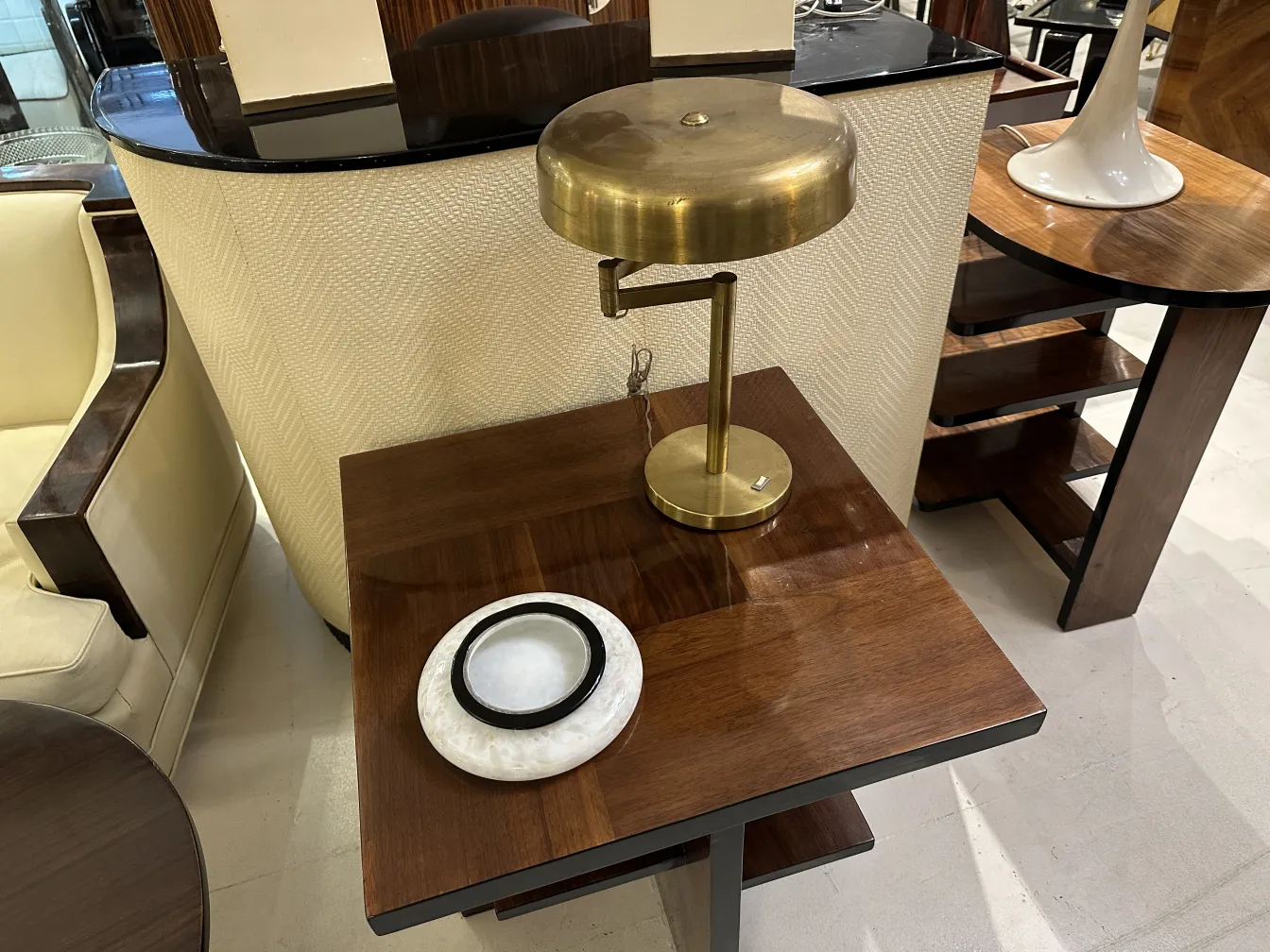 Zwei antike Tischleuchten auf einem Holztablett mit elegantem Design