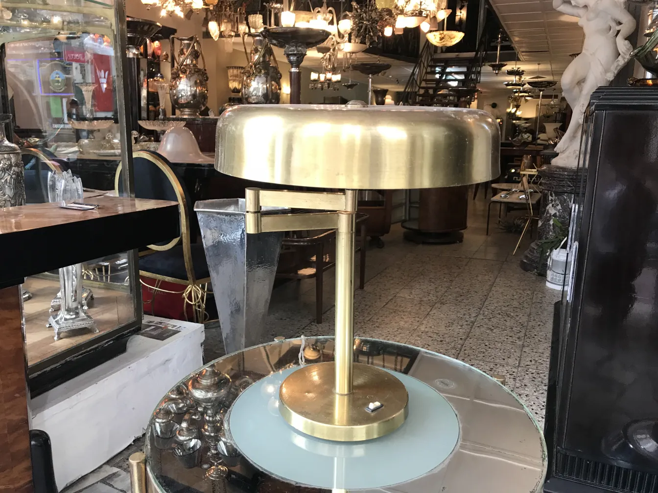 Deux lampes de table anciennes avec une finition dorée et une base ronde, dans un environnement de décoration élégant.