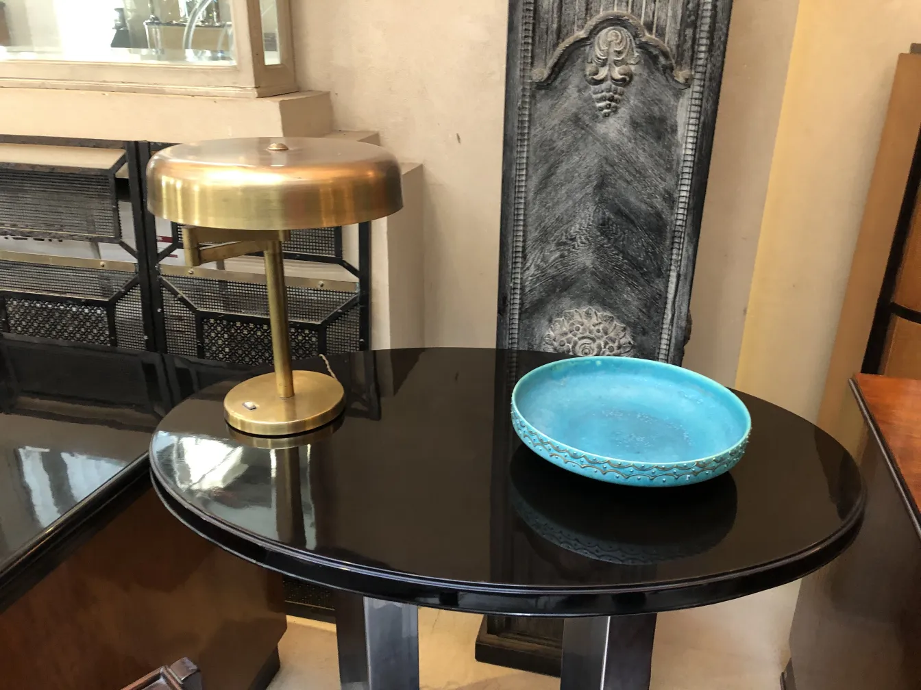 Lampes de table antiques au design élégant sur une table noire et un plat bleu