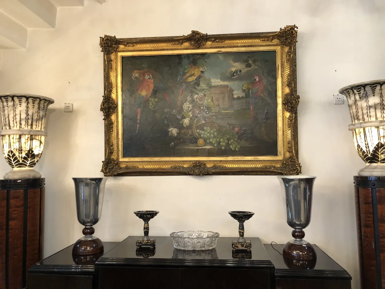 deux lampes de table anciennes avec un design décoratif, arrière-plan élégant