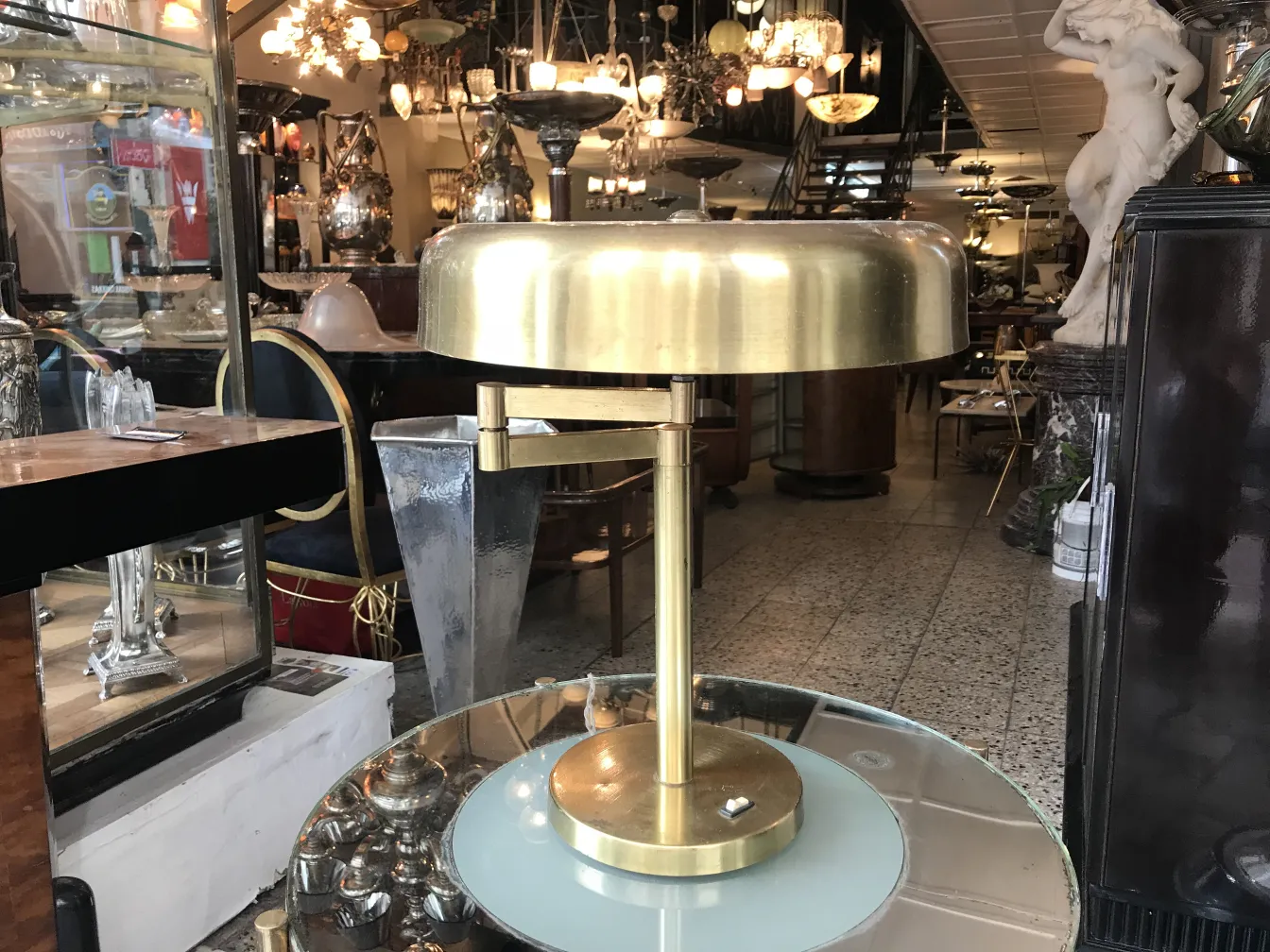 Lampade da tavolo antiche con design elegante e base dorata su bancone