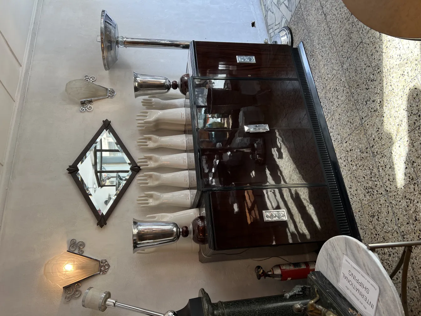 dos lámparas de mesa antiguas en un ambiente decorativo