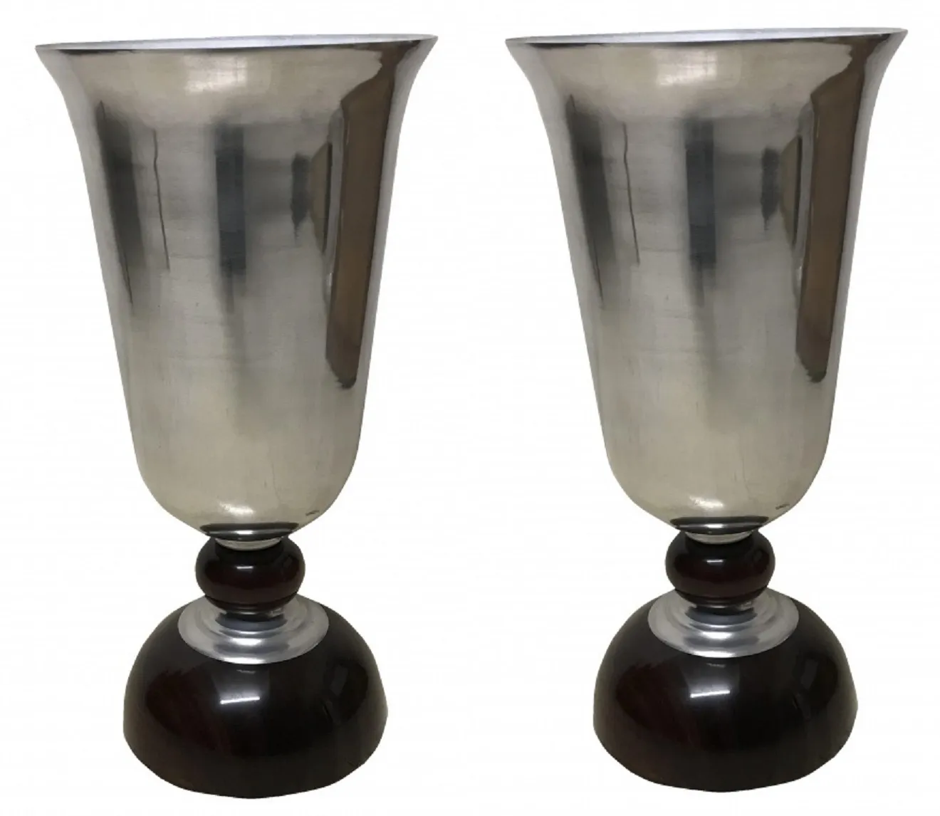 Conjunto de 2 lampadas de mesa antigas com base estilizada, em um ambiente decorativo.