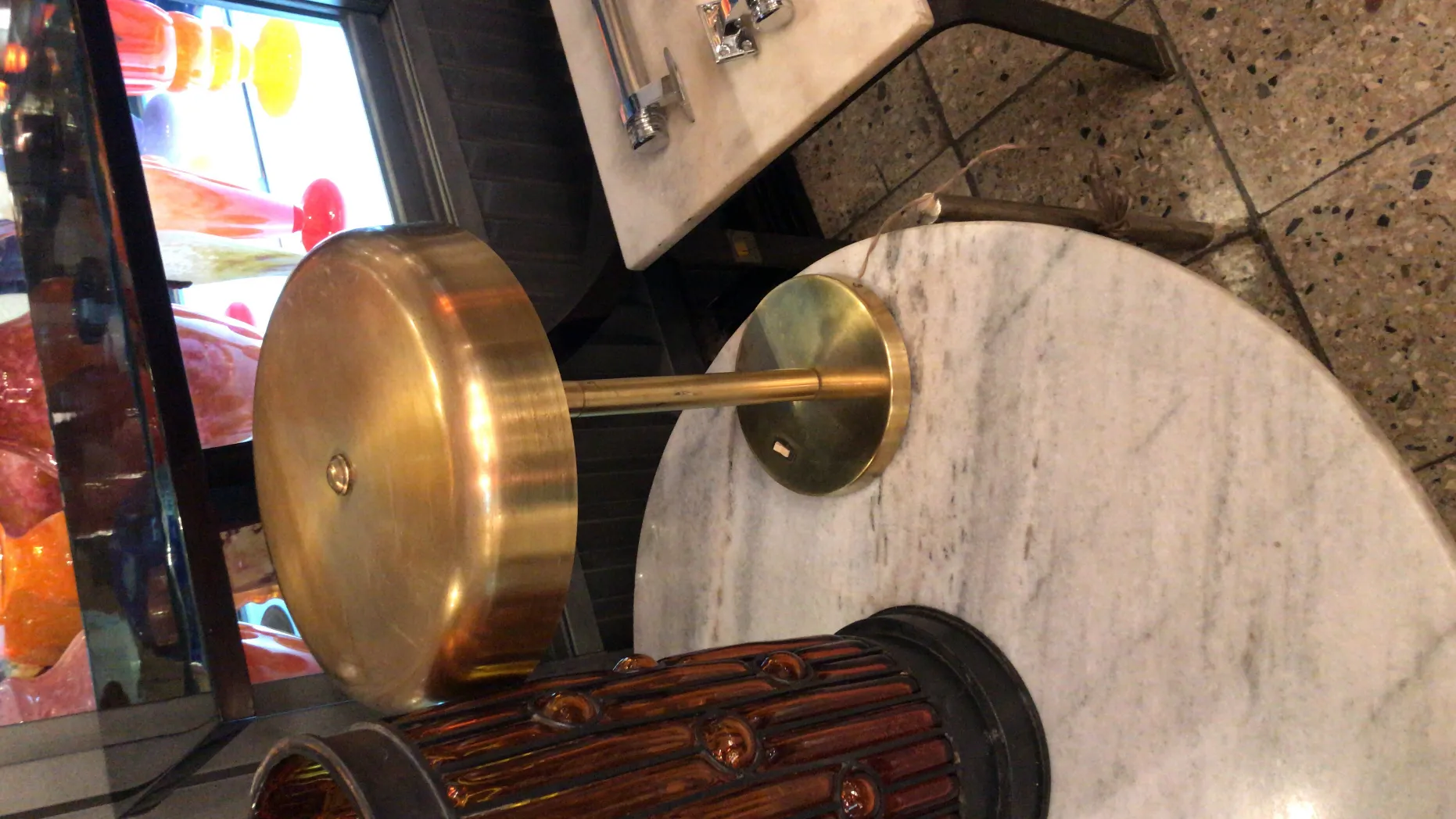 Комплект из двух антикварных настольных ламп с золотыми основаниями. Элегантный стиль в современном интерьере.