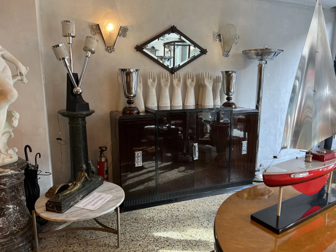 Due lampade da tavolo antiche con design elegante in un ambiente decorativo.