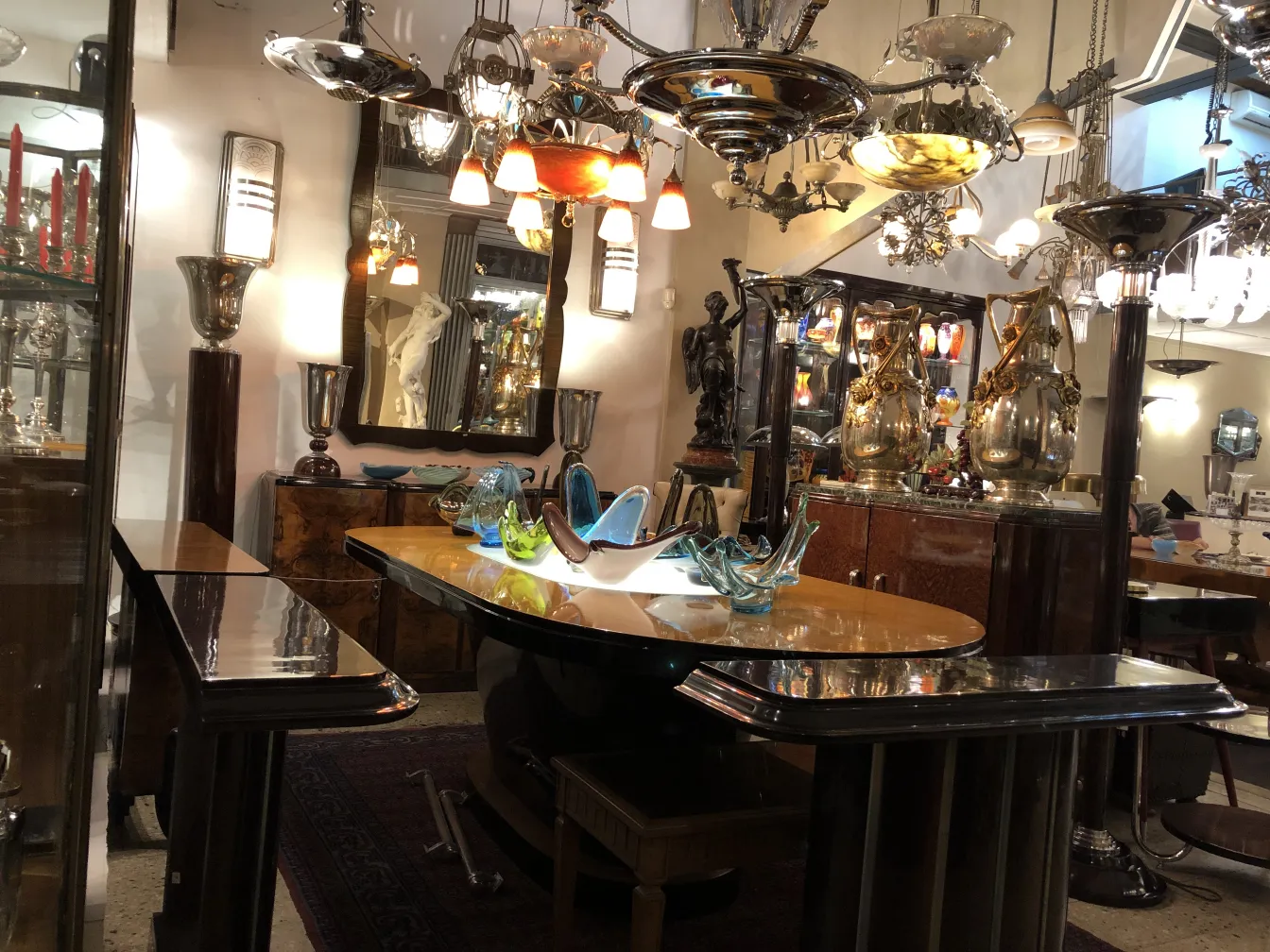 dos lámparas de mesa antiguas con detalles decorativos