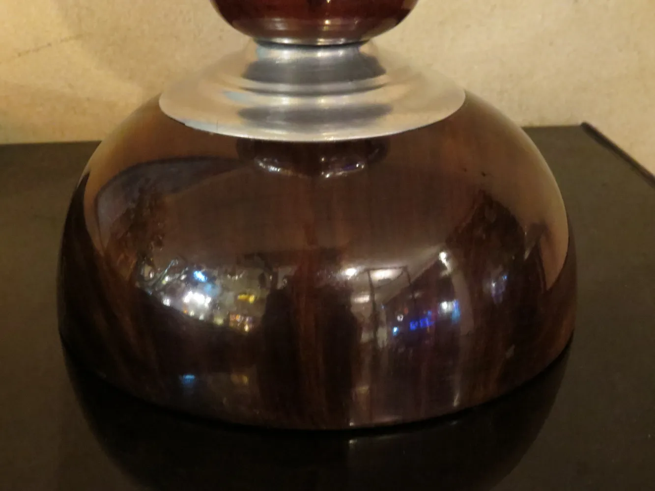 2 antike Tischleuchten mit elegantem Design in gemütlicher Umgebung.