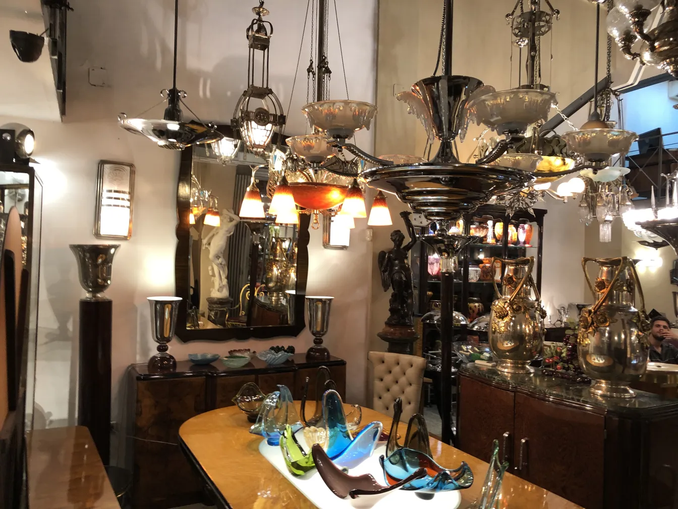 due lampade da tavolo antiche con design classico in un ambiente elegante