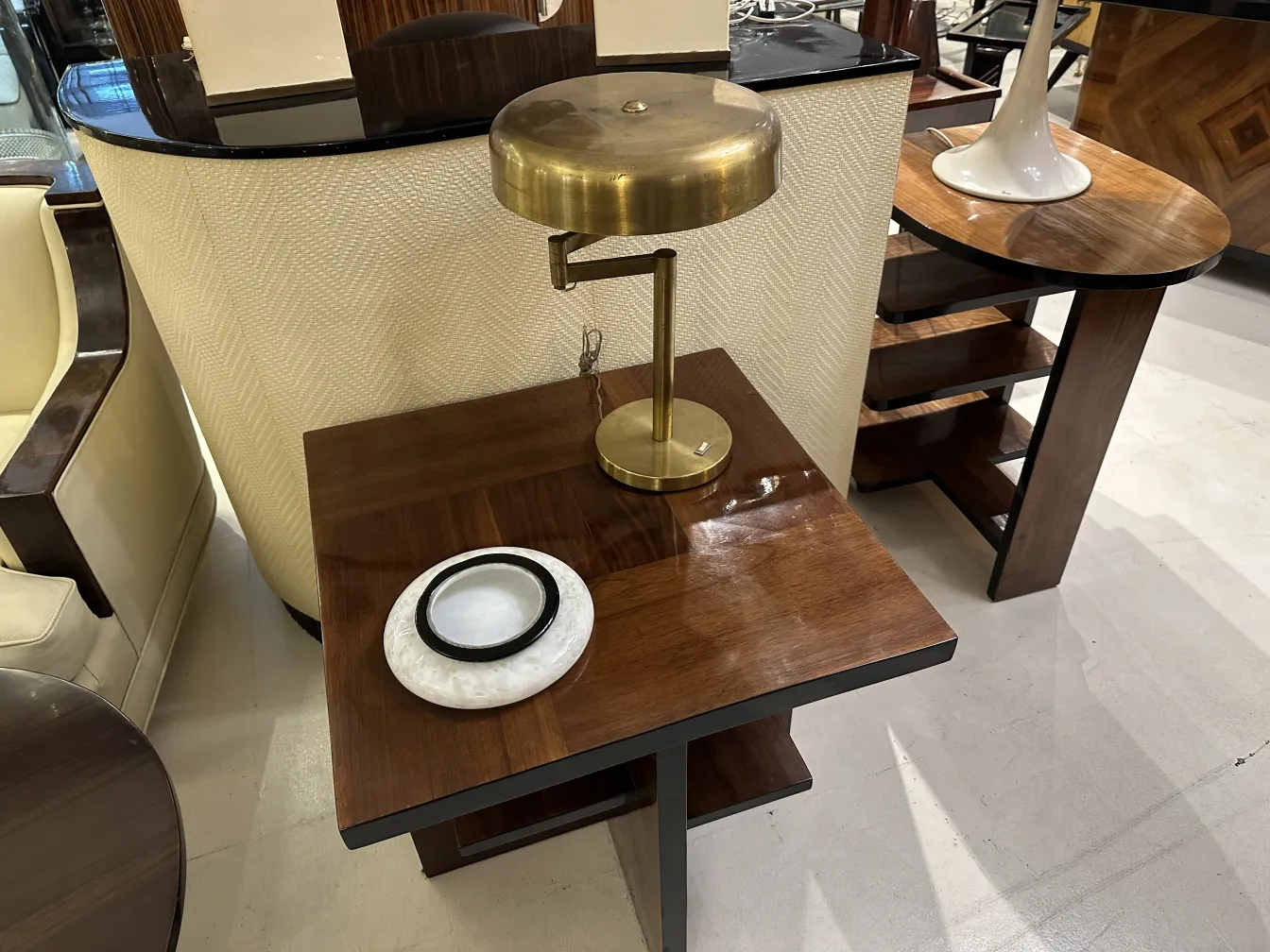 due lampade da tavolo antiche in un ambiente elegante e moderno