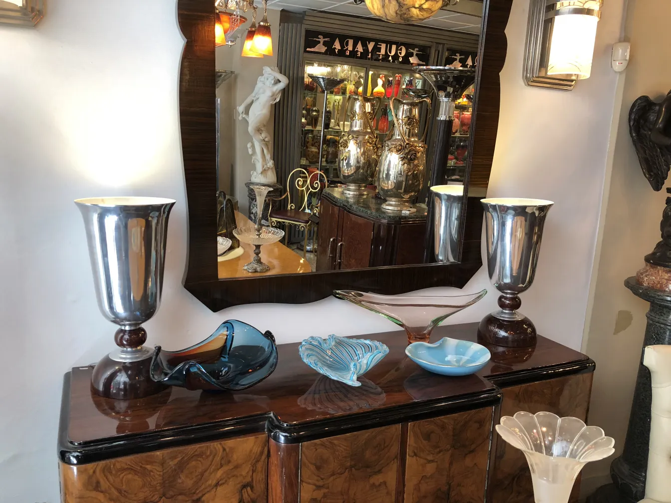 Lampade da tavolo antiche con design decorativo in un ambiente elegante