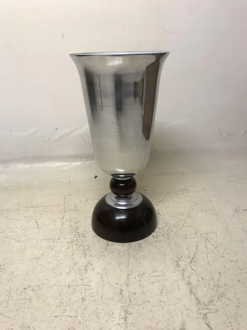 due lampade da tavolo antiche con base nera e design elegante in un ambiente neutro.