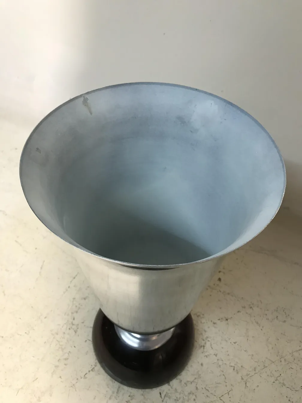 dos lámparas de mesa antiguas en un ambiente elegante