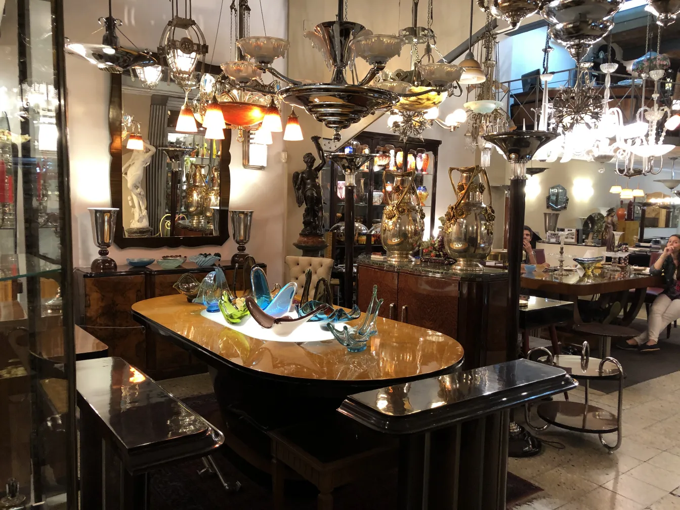 due lampade da tavolo antiche con dettagli decorativi in un ambiente espositivo