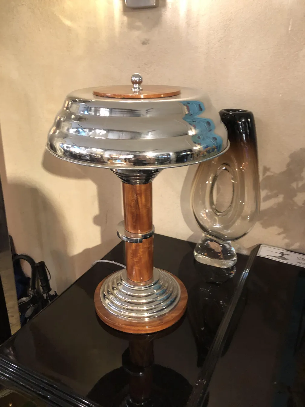 2 lampes de table anciennes avec un design élégant et brillant, sur un fond simple.