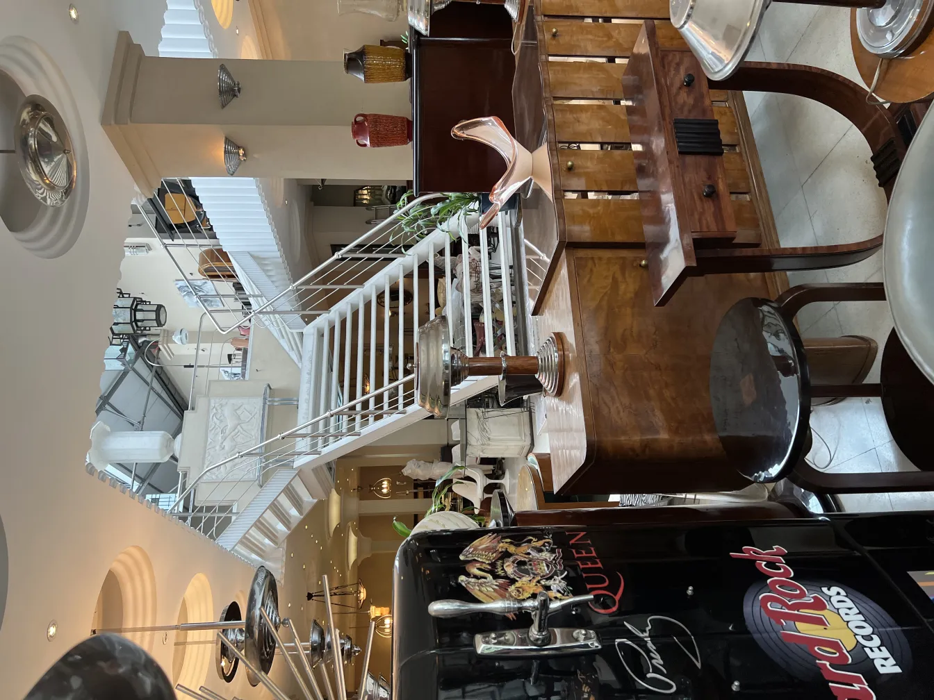 Duas lâmpadas de mesa antigas em um ambiente decorado.