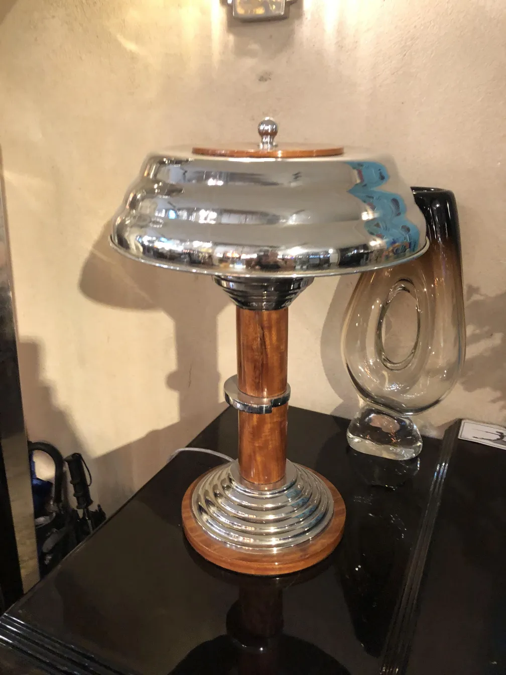 Deux lampes de table anciennes avec une base et un abat-jour brillants dans un cadre élégant.