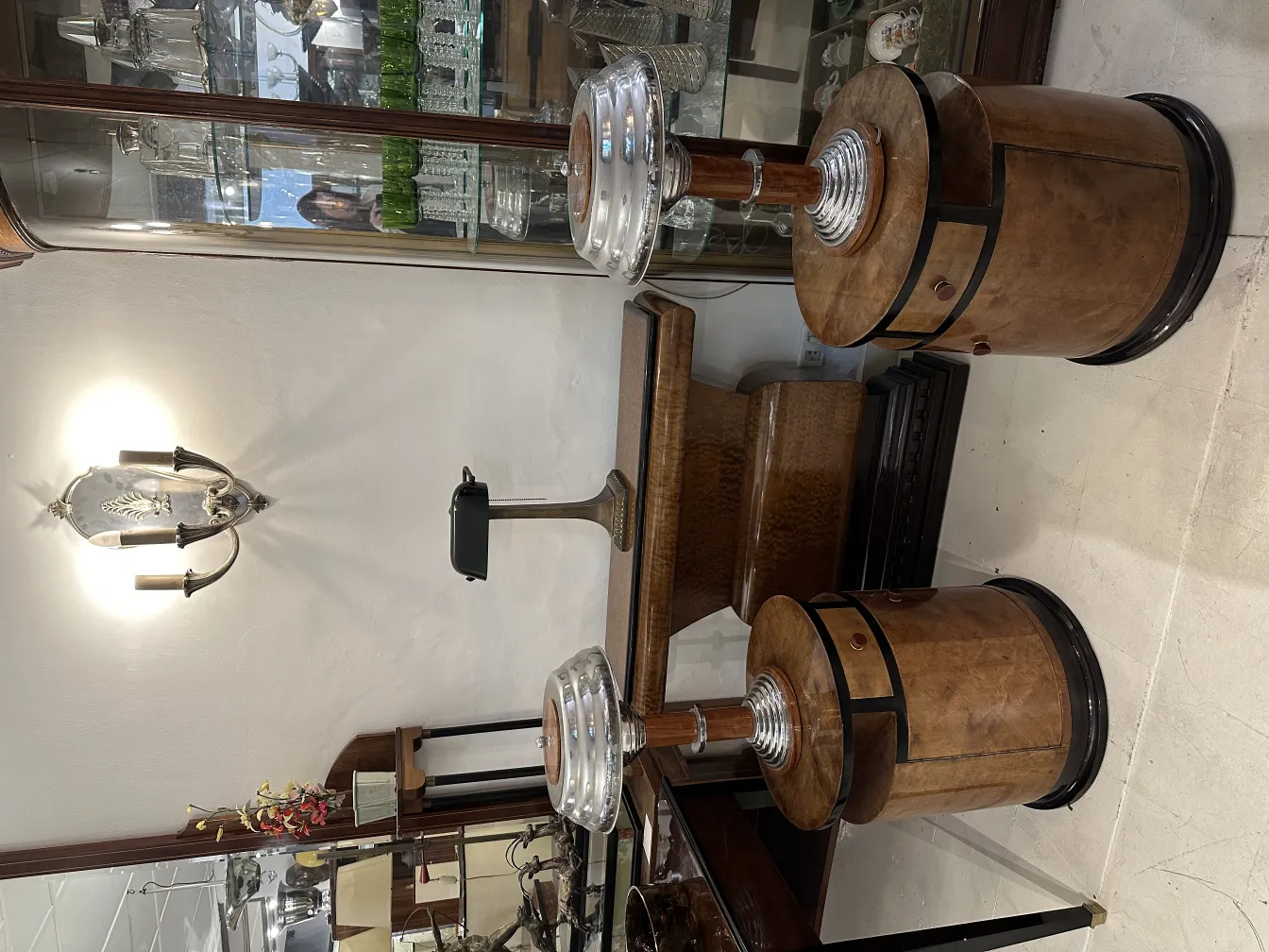 Dos lámparas de mesa antiguas con base de diseño elegante y detalles en metal.