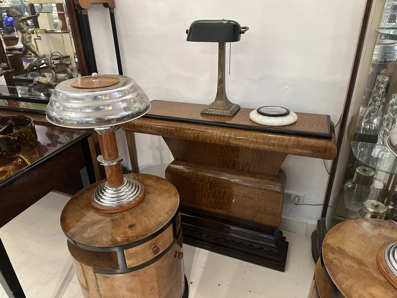 duas lâmpadas de mesa antigas com design clássico em ambiente decorativo