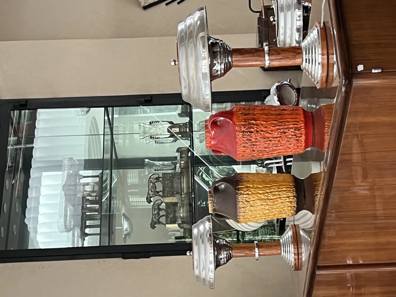 2 antique table lamps, featuring bright colors and decorative details, elegant ambiance.