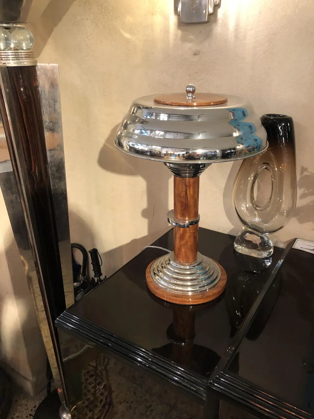 due lampade da tavolo antiche con base in legno e dettagli metallici in un ambiente elegante