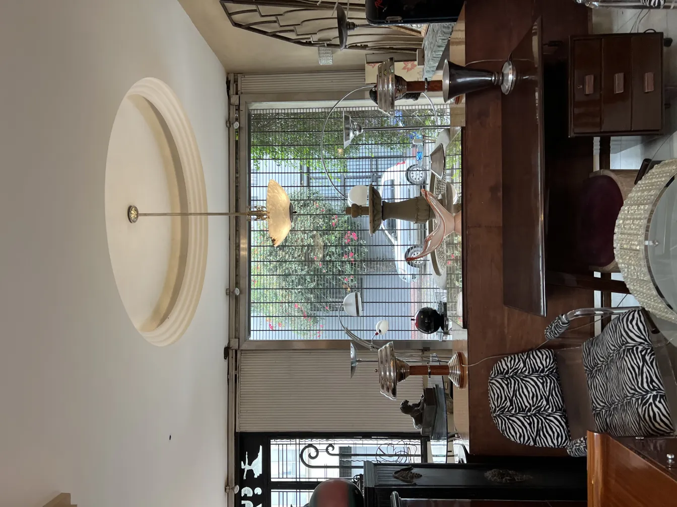 Due lampade da tavolo antiche con design elegante in un ambiente