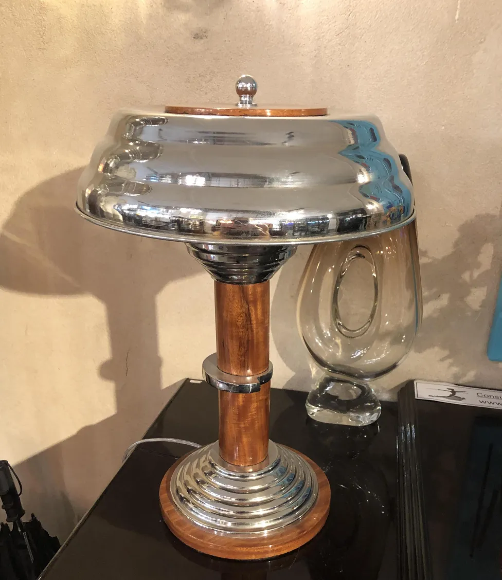 2 lampes de table anciennes avec base en bois et finition brillante