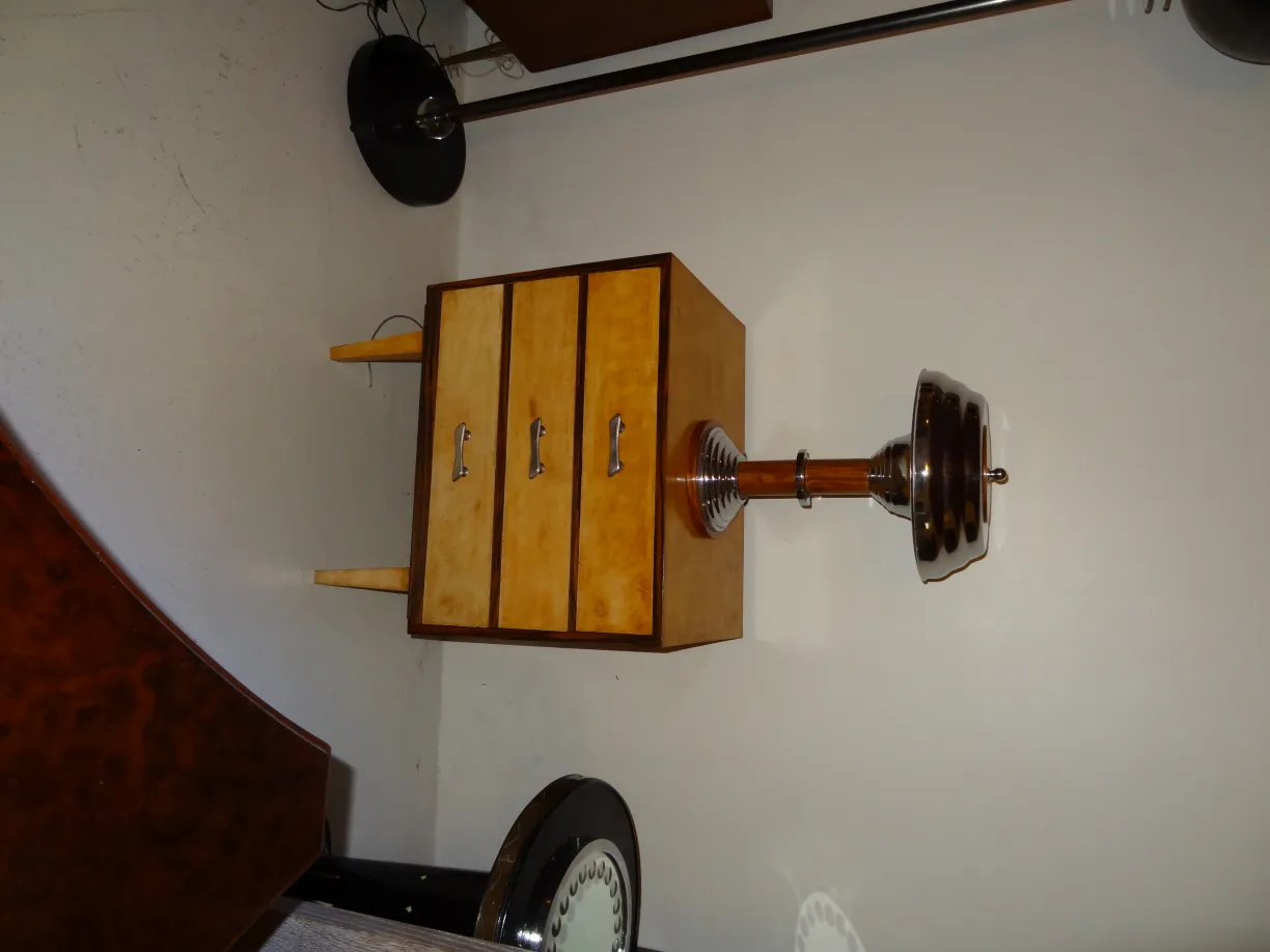 lamparas de mesa antigas decorativas ao lado de um móvel