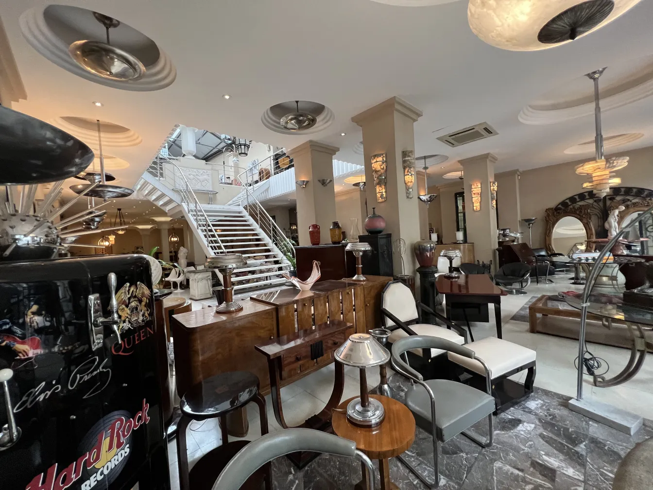 due lampade da tavolo antiche in un ambiente elegante